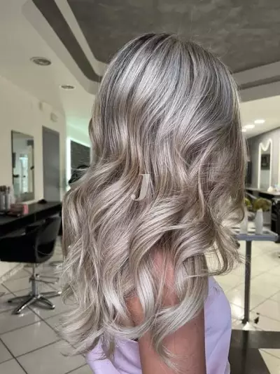 Foto di donna con capelli lunghi biondo platino cenere