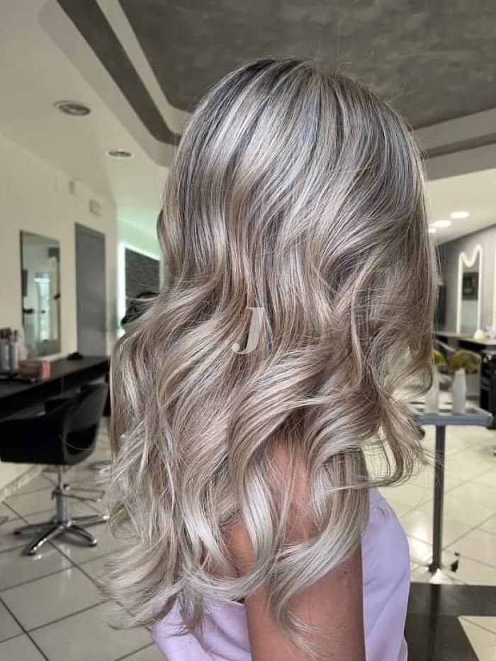 Foto di donna con capelli lunghi biondo platino cenere