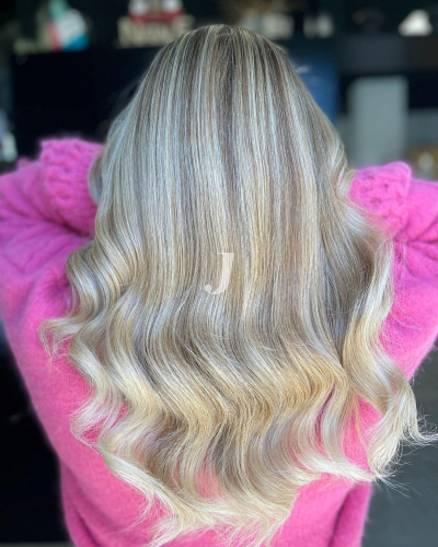 Foto di donna con capelli lunghi biondo platino cenere