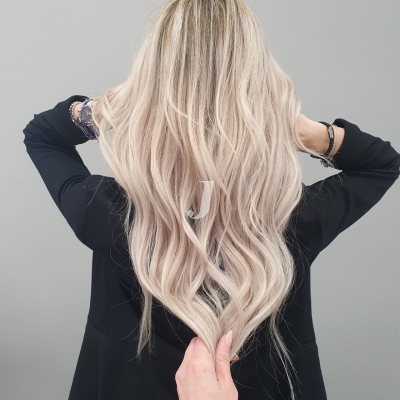 Foto di donna con capelli lunghi biondo platino cenere