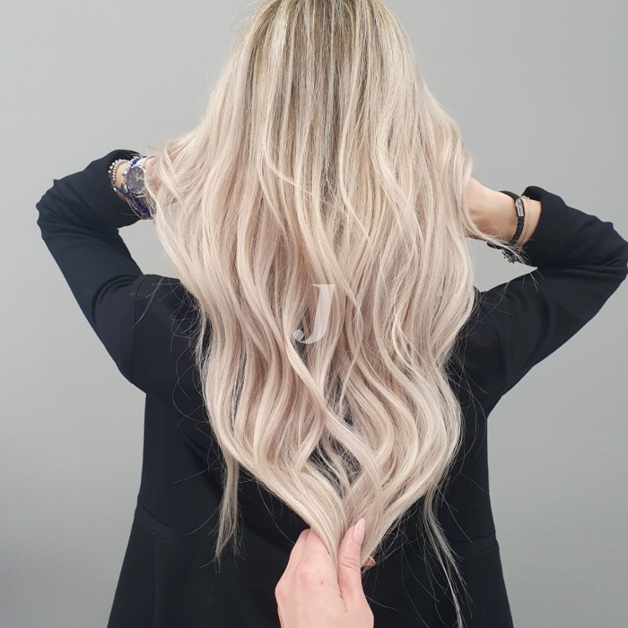 Foto di donna con capelli lunghi biondo platino cenere