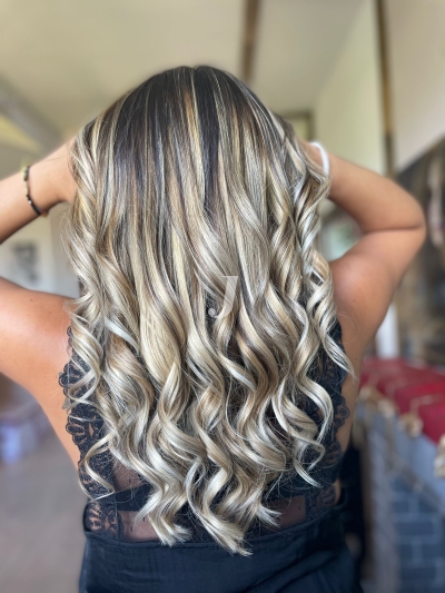 Foto di donna con capelli lunghi biondo platino cenere