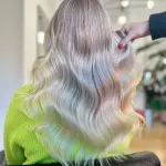 Foto di donna con capelli lunghi biondo platino cenere