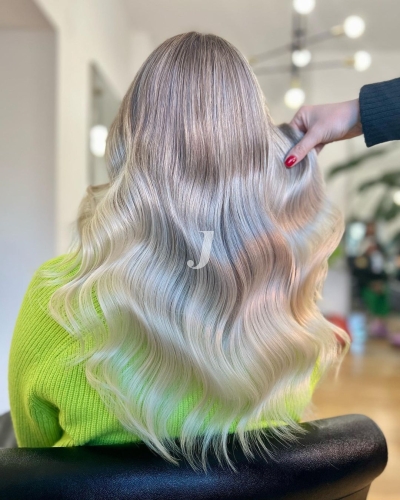 Foto di donna con capelli lunghi biondo platino cenere