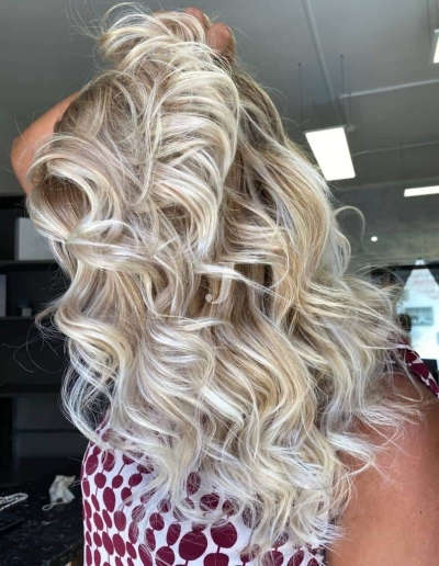 Foto di donna con capelli lunghi biondo platino cenere