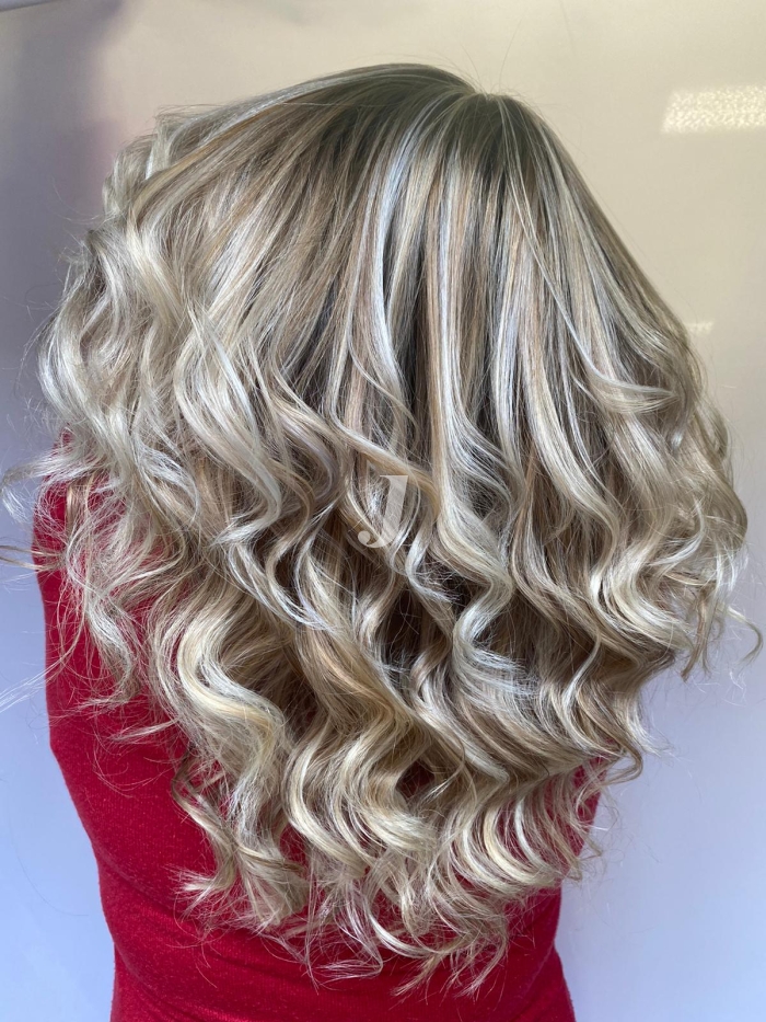 Foto di donna con capelli lunghi biondo platino cenere