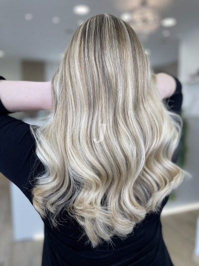 Foto di donna con capelli lunghi biondo platino cenere