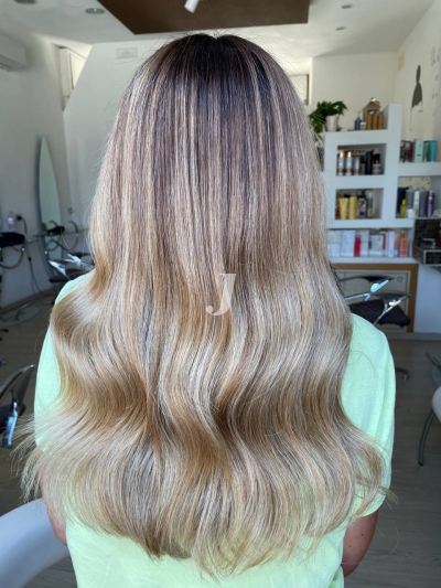 Foto di donna con capelli lunghi biondo platino cenere