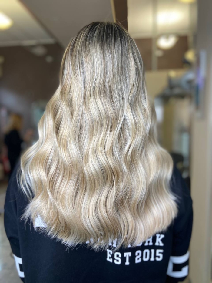 Foto di donna con capelli lunghi biondo platino cenere