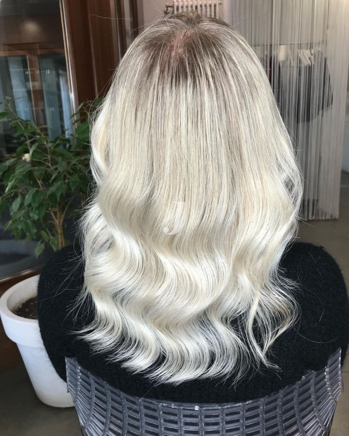 Foto di donna con capelli lunghi biondo platino perla