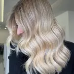 Foto di donna con capelli lunghi biondo platino perla