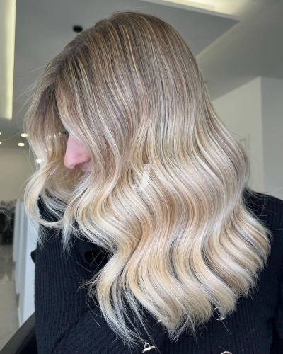 Foto di donna con capelli lunghi biondo platino perla