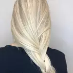 Foto di donna con capelli lunghi biondo platino perla