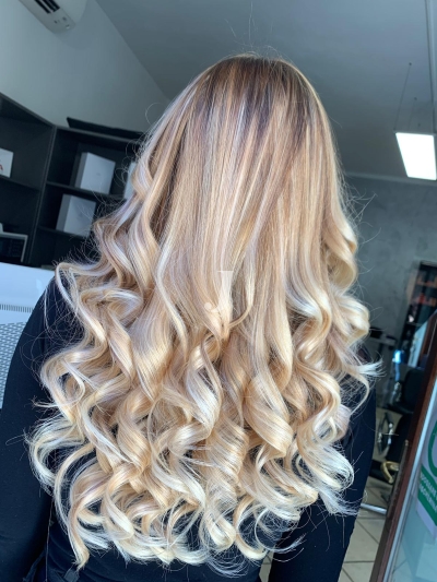 Foto di donna con capelli lunghi biondo platino perla