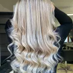 Foto di donna con capelli lunghi biondo platino perla