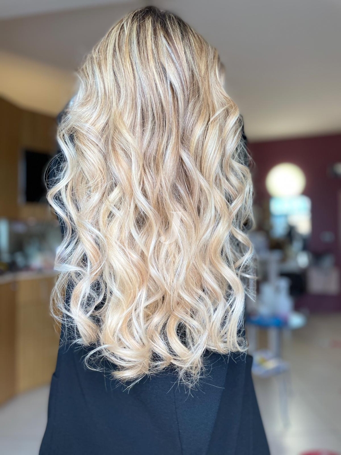 Foto di donna con capelli lunghi biondo platino perla