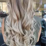 Foto di donna con capelli lunghi biondo platino perla