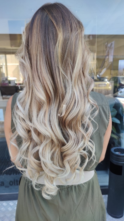 Foto di donna con capelli lunghi biondo platino perla