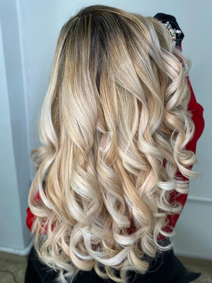 Foto di donna con capelli lunghi biondo platino perla