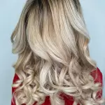 Foto di donna con capelli lunghi biondo platino perla