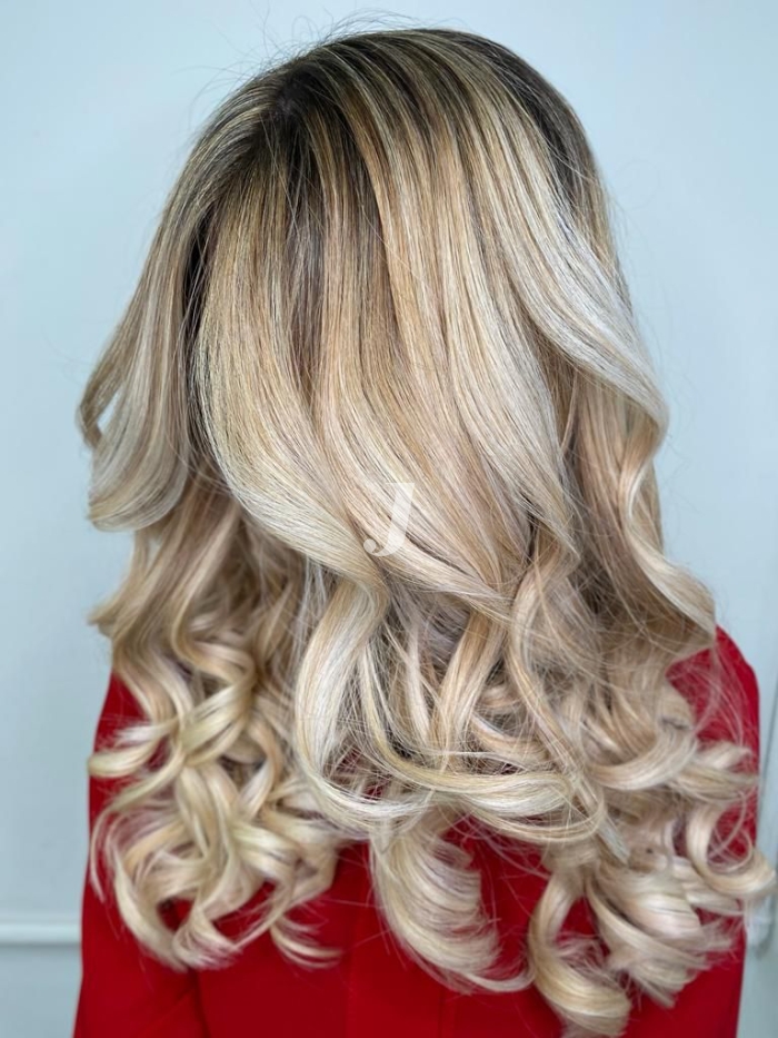 Foto di donna con capelli lunghi biondo platino perla