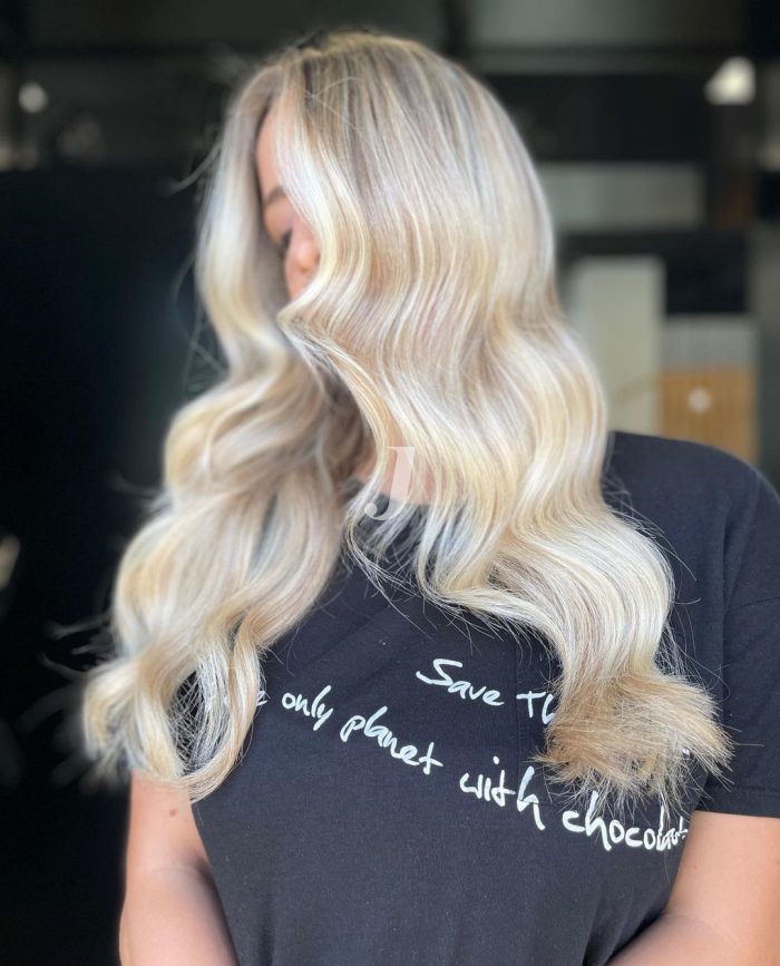 Foto di donna con capelli lunghi biondo platino perla