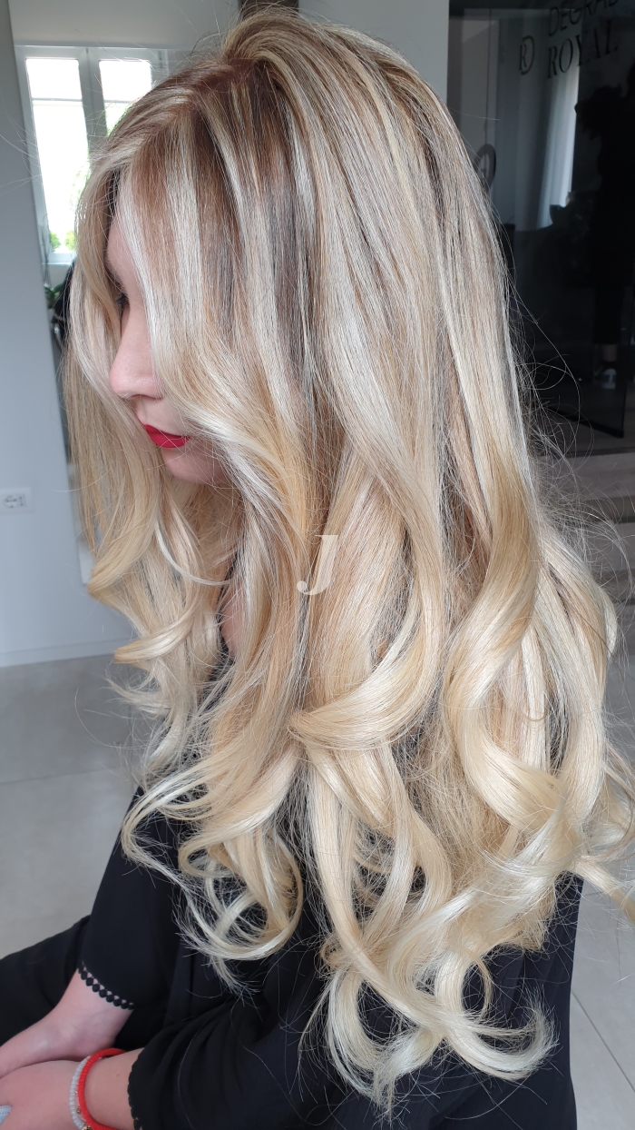 Foto di donna con capelli lunghi biondo platino perla