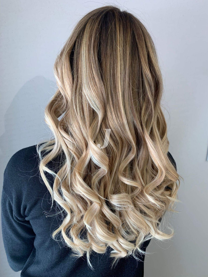 Foto di donna con capelli lunghi biondo platino perla