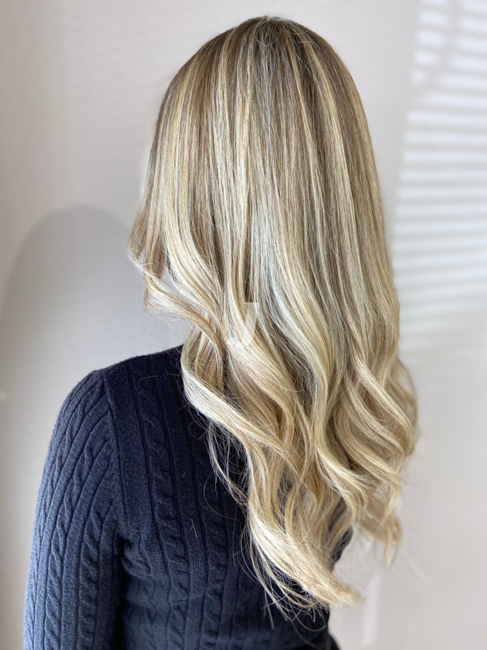 Foto di donna con capelli lunghi biondo platino perla