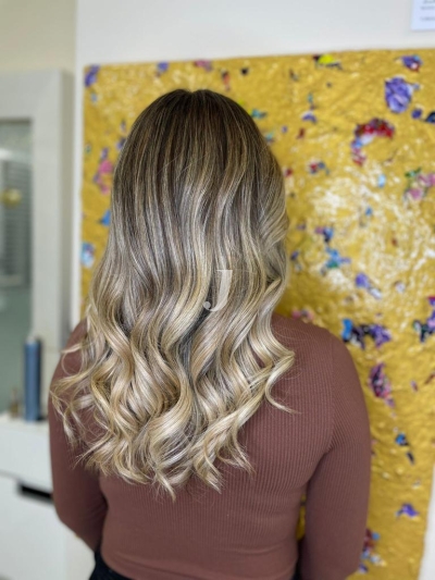 Foto di donna con capelli lunghi biondo platino perla