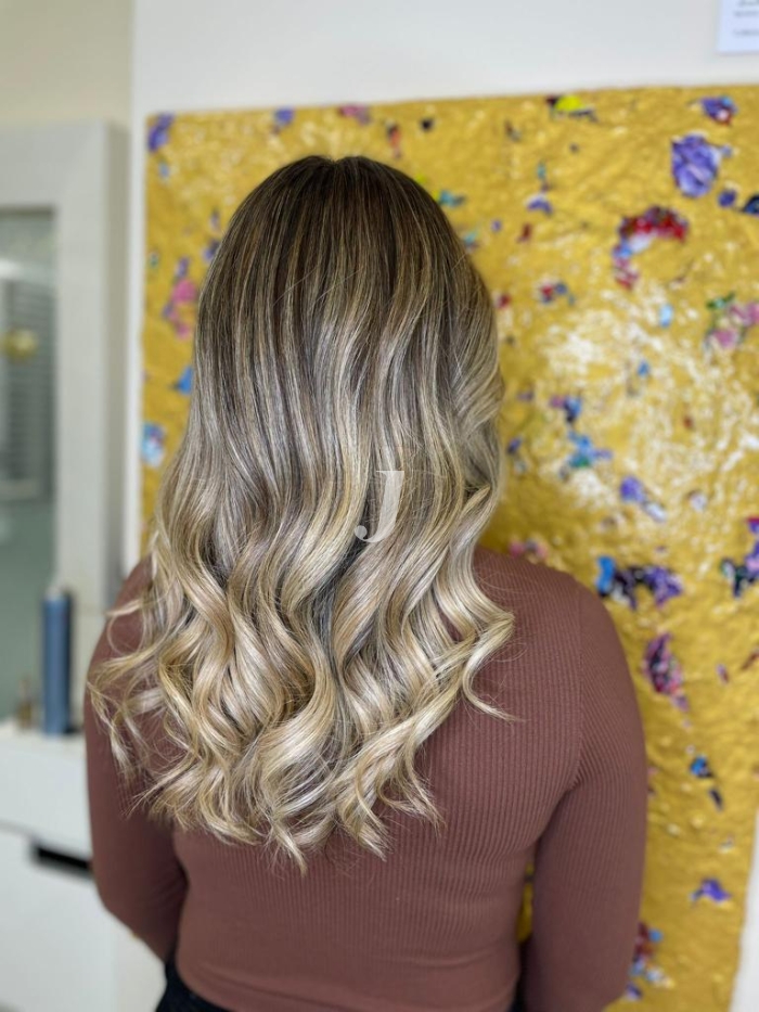 Foto di donna con capelli lunghi biondo platino perla