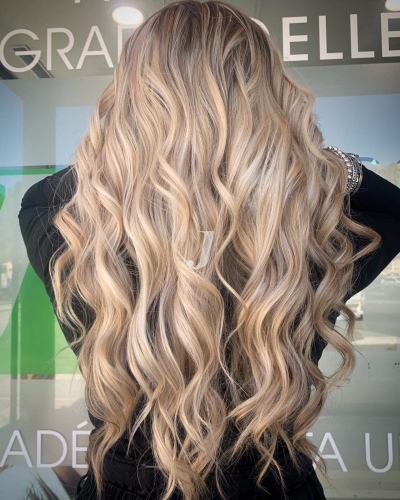 Foto di donna con capelli lunghi biondo platino perla