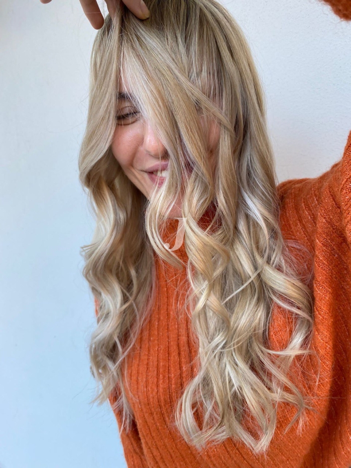 Foto di donna con capelli lunghi biondo platino perla