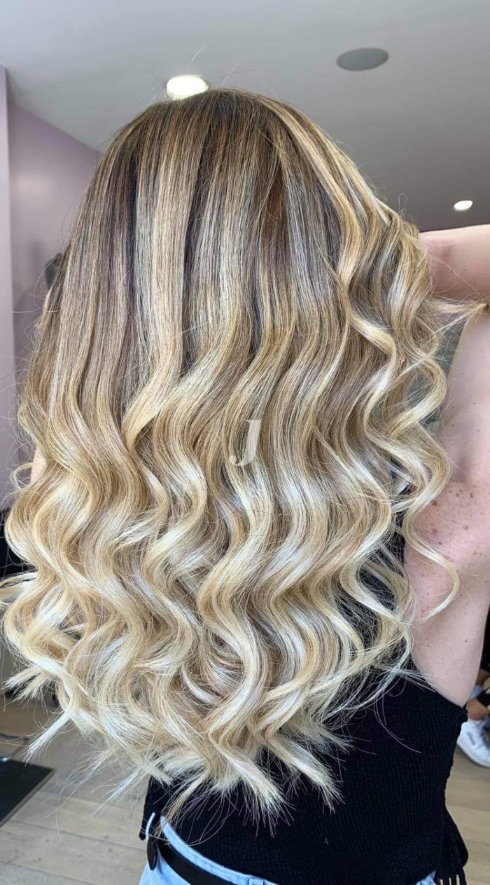 Foto di donna con capelli lunghi biondo platino perla