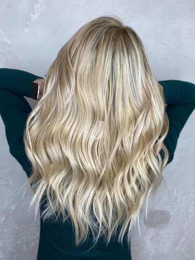 Foto di donna con capelli lunghi biondo platino perla