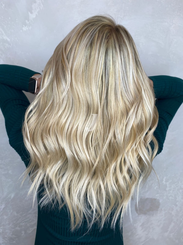 Foto di donna con capelli lunghi biondo platino perla