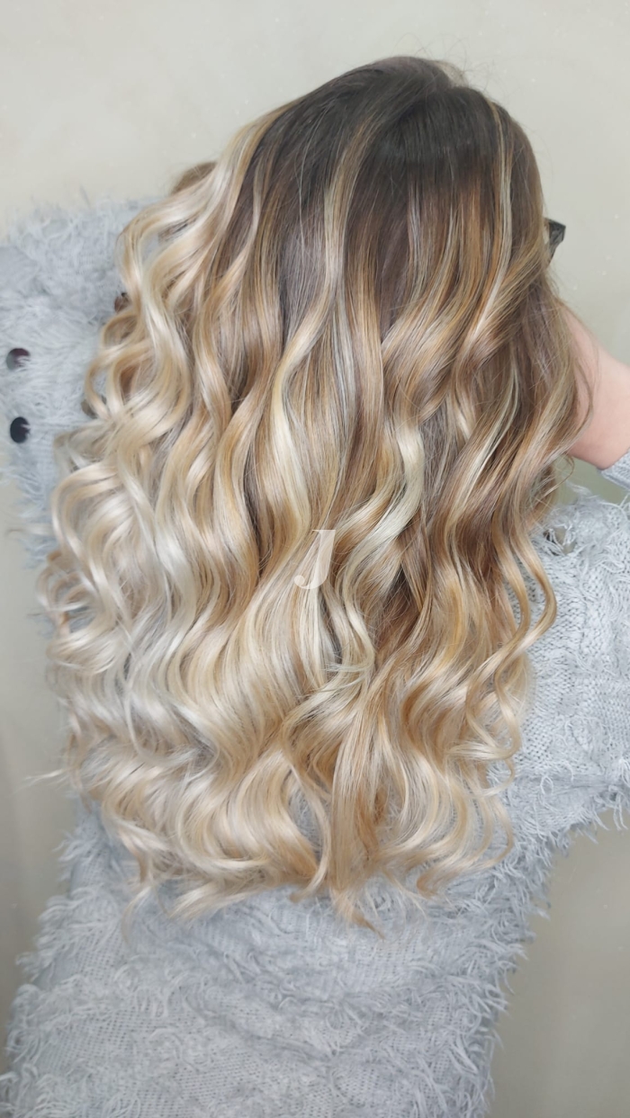 Foto di donna con capelli lunghi biondo platino perla