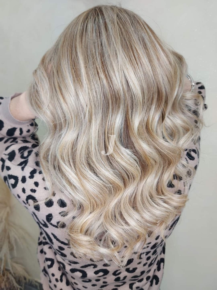 Foto di donna con capelli lunghi biondo platino perla