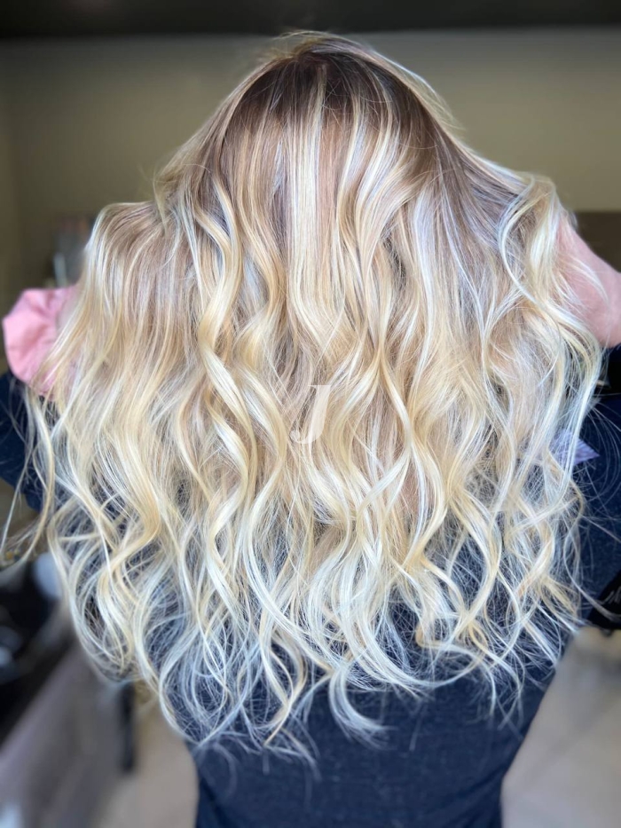 Foto di donna con capelli lunghi biondo platino perla