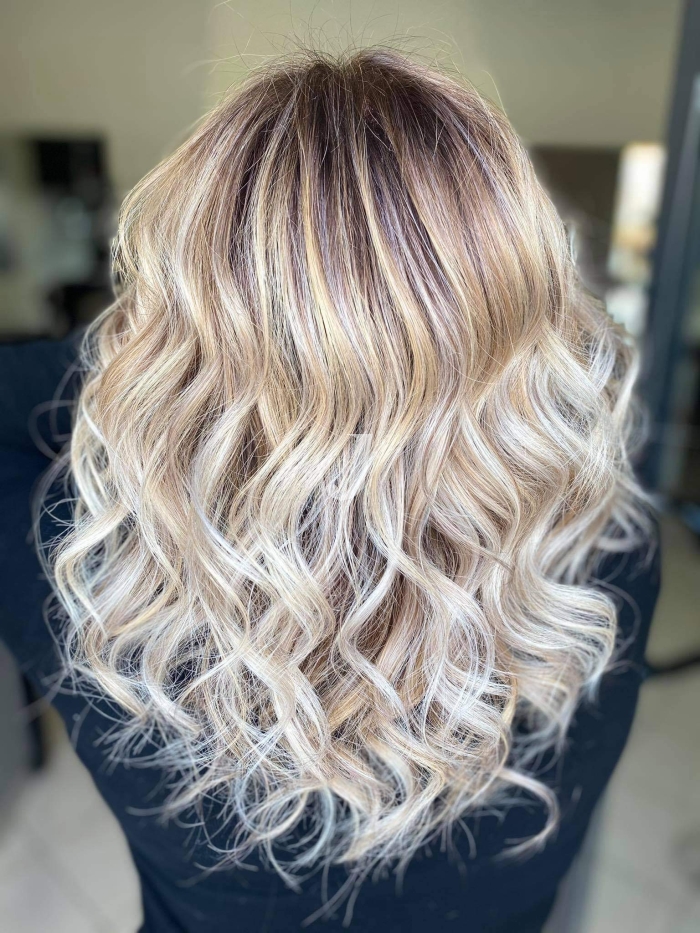 Foto di donna con capelli lunghi biondo platino perla