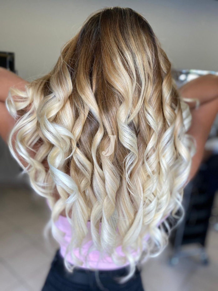 Foto di donna con capelli lunghi biondo platino perla