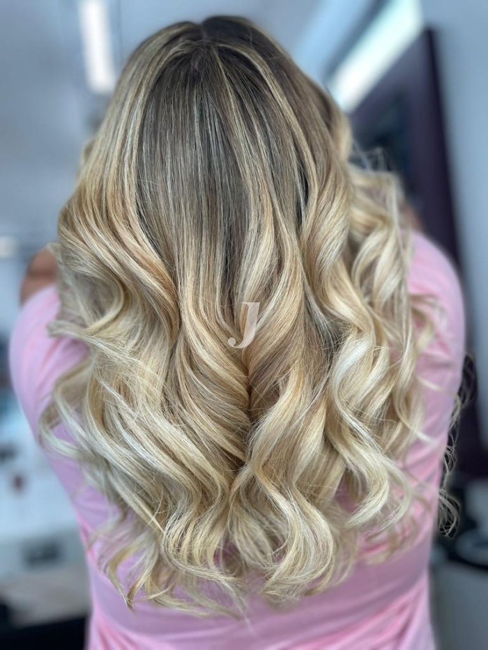 Foto di donna con capelli lunghi biondo platino perla