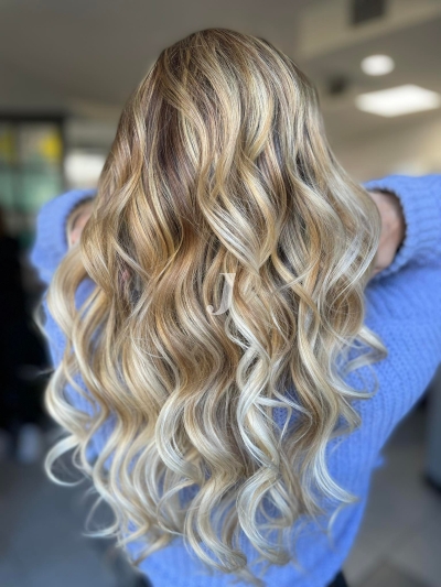 Foto di donna con capelli lunghi biondo platino perla