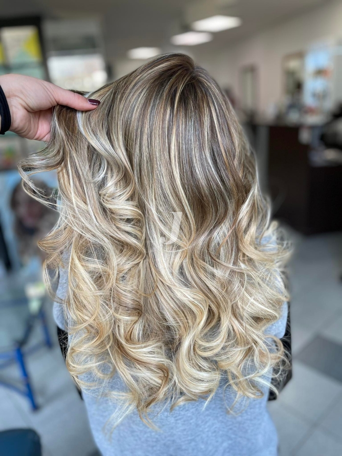 Foto di donna con capelli lunghi biondo platino perla