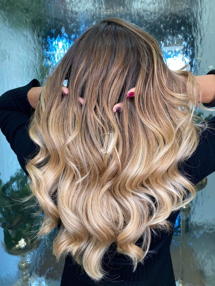 Foto di donna con capelli lunghi biondo platino perla