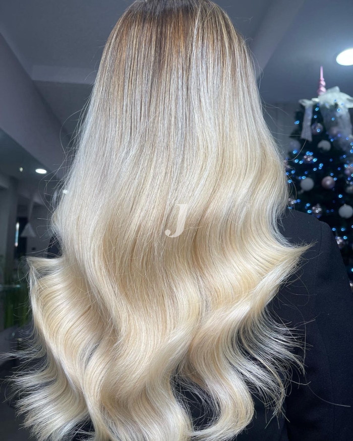 Foto di donna con capelli lunghi biondo platino perla