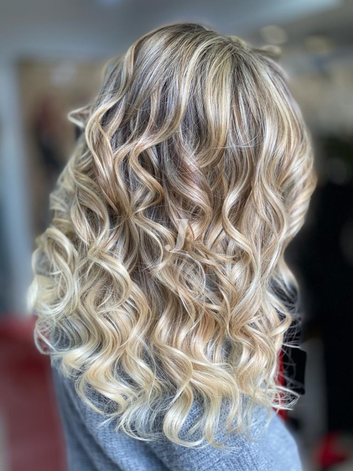 Foto di donna con capelli lunghi biondo platino perla