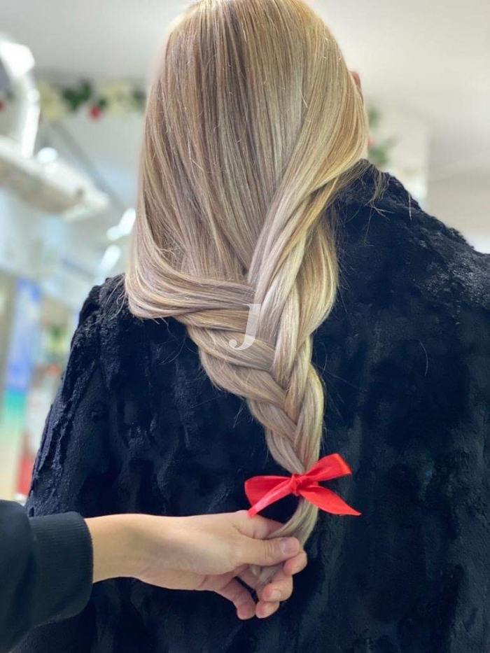 Foto di donna con capelli lunghi biondo platino perla