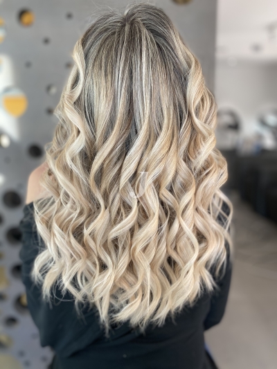 Foto di donna con capelli lunghi biondo platino perla