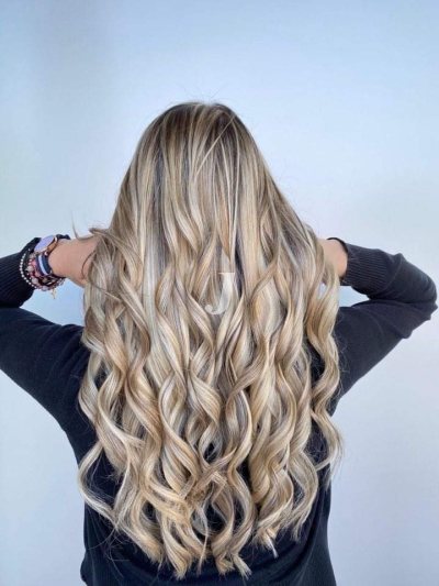 Foto di donna con capelli lunghi biondo platino perla